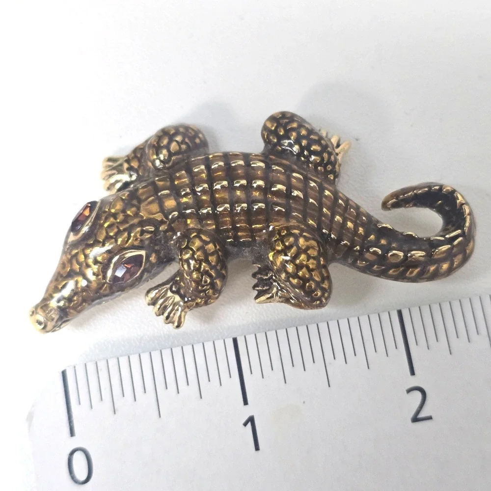 St. John Gold Tone Alligator Brooch Red Rhinestone Eyes Animal Pin‎ 2